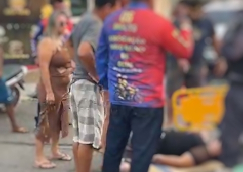 Mulher fica ferida em acidente entre carro e moto em Itacoatiara