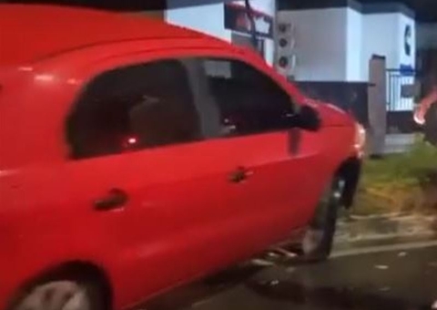 Carro é arremessado para cima de canteiro central após acidente em Manaus 