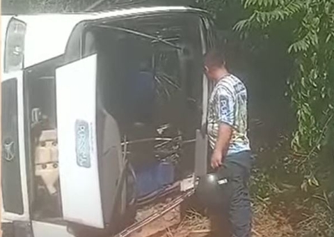 20 funcionários ficam feridos em acidente com rota de empresa na AM-070