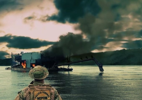 PF destrói balsas e dragas usadas em garimpo ilegal em Jutaí