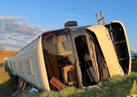 Ônibus com ucranianos capota e deixa morto e vários feridos na Itália