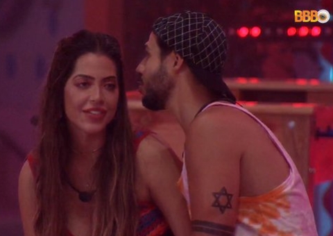 BBB 22: Laís tenta ficar com Rodrigo, brother dá 'toco' e provoca: "cê quer me beijar?"