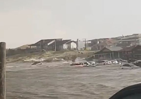 Vídeo: Tsunami arrasta carros e apavora banhistas em praia de Santa Catarina