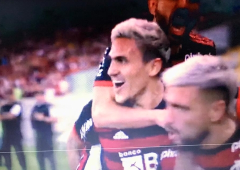 Flamengo derrota São Paulo no Maracanã e chega à final