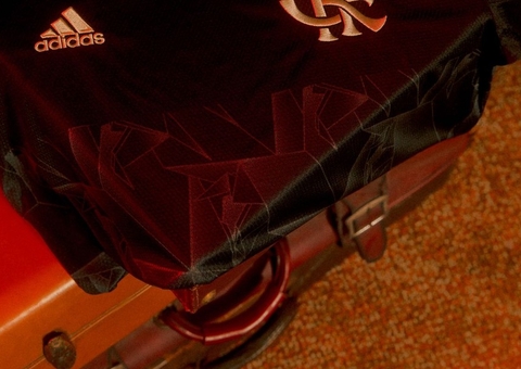 Motorista é preso por suspeita de roubo e venda da nova camisa do Flamengo