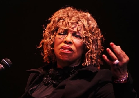 Morre Roberta Flack, dona do hit 'Killing Me Softly With His Song', aos 88 anos