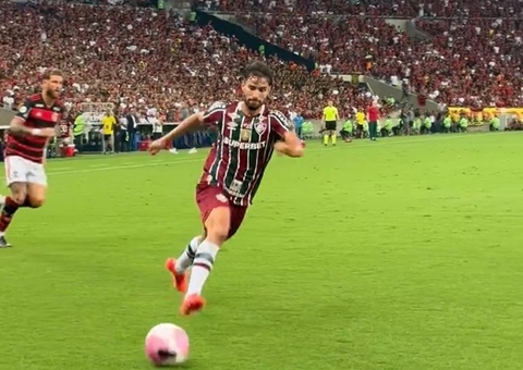 Fluminense faz 2 a 0 no Flamengo e respira no Brasileirão
