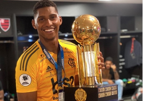 Goleiro do Flamengo perde noiva após faz festa clandestina e traição