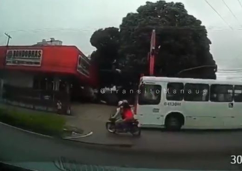 Vídeo: Casal escapa da morte após ônibus furar sinal vermelho em Manaus
