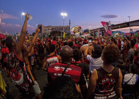 Torcedores fazem protesto na frente do CT do Flamengo