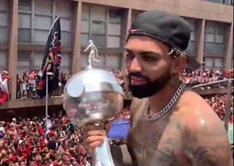 Flamengo faz festa no Centro do Rio e Gabigol empolga torcida