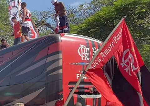 Torcida do Flamengo faz festa em embarque do time rumo à final da Libertadores