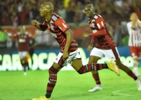 Flamengo viaja para Marrocos com turbulência; Vidal e Vítor Pereira 'offline'