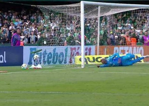 Coritiba bate Flamengo e se livra do rebaixamento