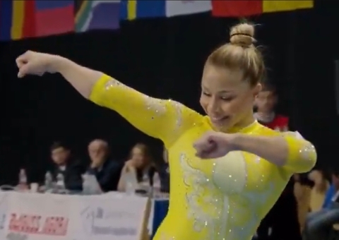 Flávia Saraiva conquista ouro na trave na Copa do Mundo da Hungria; vídeo