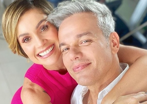 Otaviano Costa e Flávia Alessandra sensualizam com foto de linguada