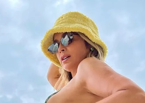 De fio-dental, Flávia Alessandra mostra bumbum em ângulo de cima para baixo