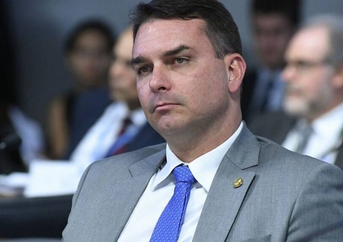 Flávio Bolsonaro sofre acidente em passeio de quadriciclo no Ceará