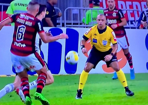 Torcedor do Flamengo viraliza como 'amigo íntimo' nas ruas e em jogos no Maracanã