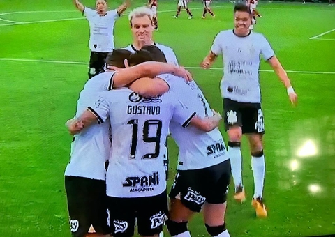 Corinthians vence Fla com gol contra de Rodinei e encosta no topo da tabela