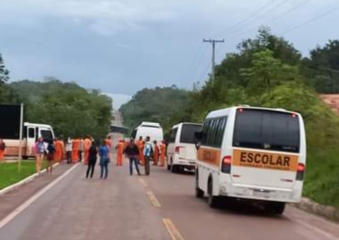 Acidente com carreta interdita trecho da BR-174 e isola Presidente Figueiredo