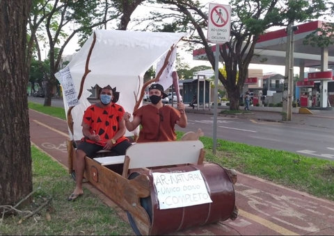 Família constrói carro semelhante ao dos Flintstones em protesto sobre aumento da gasolina