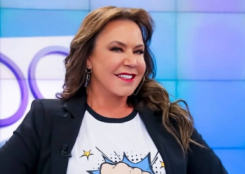 Aos 56, Flor Fernandez exibe bumbum GG de fio-dental e deixa mamilo à mostra