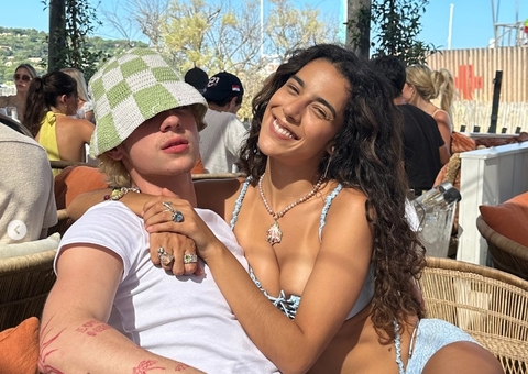 Juliano Floss e Marina Sena posam agarradinhos e influencer se declara 