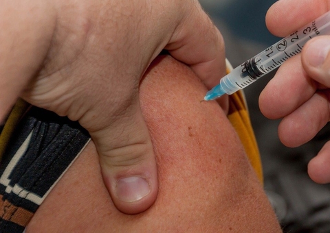 Homem é suspeito de se vacinar 19 vezes contra a Covid no mesmo dia