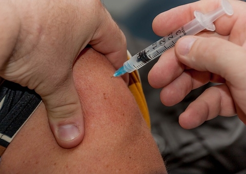 Exigência de atestado dificulta que pacientes com câncer se vacinem contra a Covid