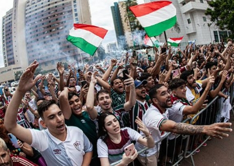 Torcedores do Fluminense protestam em acesso ao CT e cobram jogadores