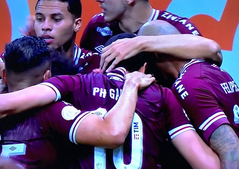 Fluminense leva 3, faz 5 e vence Goiás de virada