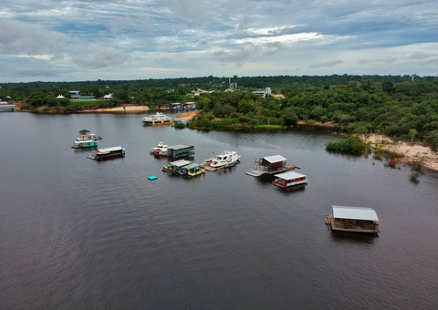 Justiça determina retirada de flutuantes irregulares no Tarumã, em Manaus