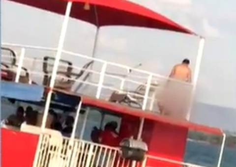 Casal viraliza ao ser filmado fazendo sexo em flutuante