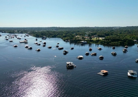 Operação inicia retirada de flutuantes abandonados no Tarumã-Açu