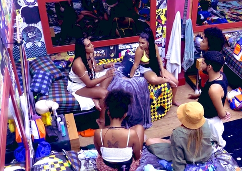 Jessi e Natália discutem por causa de foto: 'você é mal-educada'