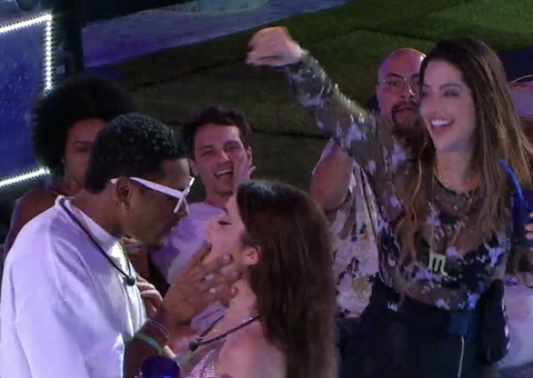 Jade e PA se beijam pela 1ª vez na frente de brothers; vídeo