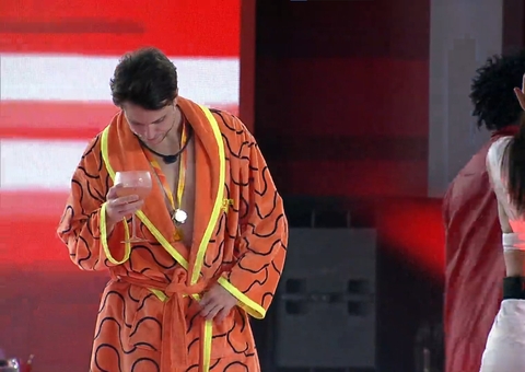 Lucas dispensa roupa da produção do BBB 22 e fica só de roupão em festa