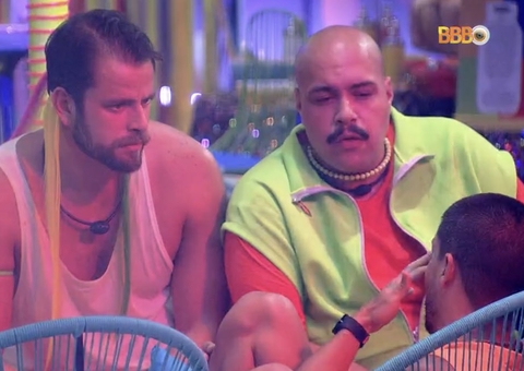 Brothers pedem que Tiago tente mudar voto de Lina para salvá-lo do paredão