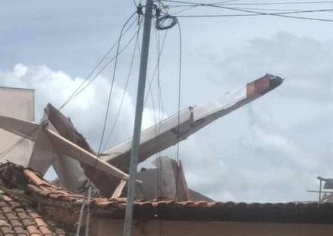 Vídeo: Avião despenca e atinge duas casas no Maranhão