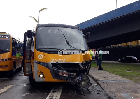 Acidente entre Amarelinho e veículos deixa trânsito caótico na bola do São José, em Manaus