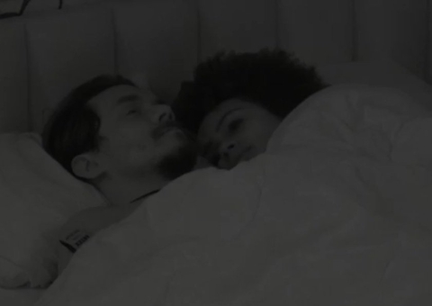 Natália pede para dormir com Eli após eliminação de Vyni