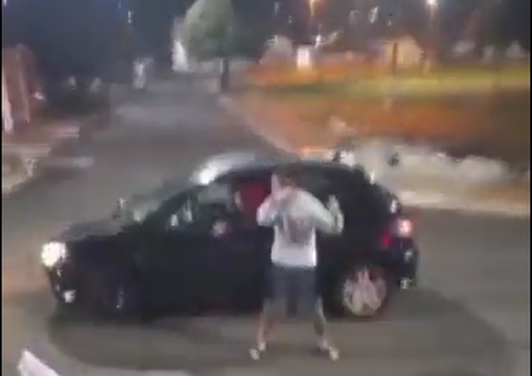 Fofão 'rouba' carro após homem parar para dançar com Carreta Furacão; vídeo