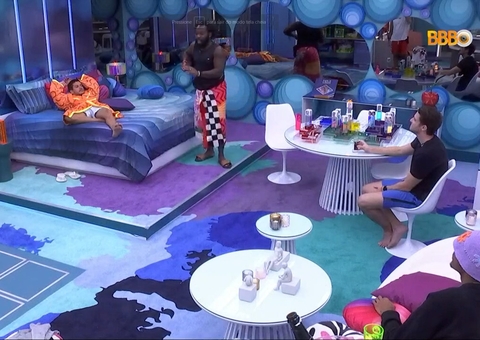 Arthur leva invertida da produção após dizer que escondeu as facas de Natália