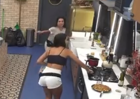 Marina Ferrari ateia fogo no próprio cabelo ao se distrair na cozinha