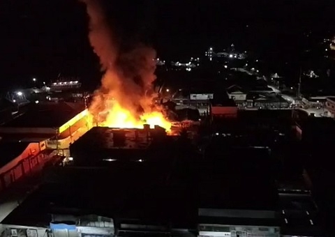 Incêndio de grandes proporções atinge loja no interior do Amazonas; vídeo