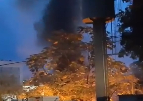 Incêndio em fábrica de plásticos assusta funcionários e populares em Manaus