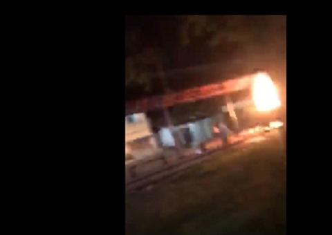 Vídeo: Criminosos ateiam fogo e destroem parada de ônibus em Manaus