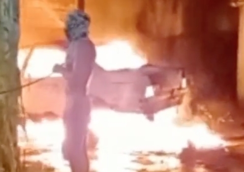 Mulher é suspeita de atear fogo em carro na garagem de casa em Manaus