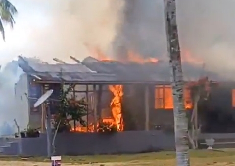 Casa é consumida por incêndio em fazenda em Itacoatiara